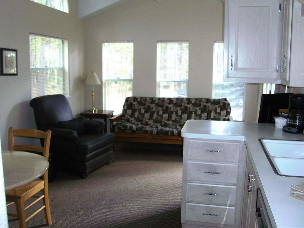 Bend-Sunriver Camping Resort Studio Cabin 6 エクステリア 写真